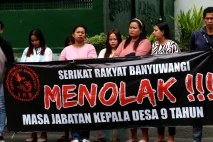 Warga Gelar Aksi Tolak...