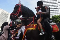 Polisi Berkuda Hibur...