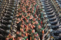 Kemenhan Serahkan Bantuan...