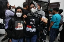 Pendukung Harap Hakim...