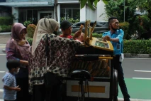 Menikmati Roti Legendaris...
