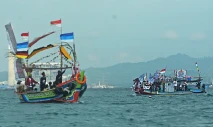 Perahu Hias Meriahkan...