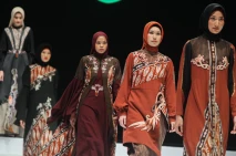 Potret Busana Lia Afif...