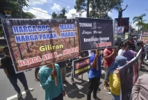 Tuntut Stabilisasi Harga,...
