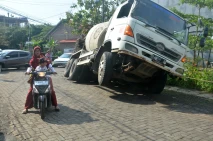 Truk Molen Terguling...