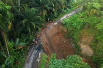 Jalan Longsor di Padang...
