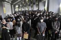 Ribuan Pencari Kerja...