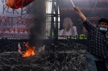 Mahasiswa Tolak Pengesahan...
