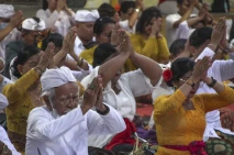 Umat Hindu Khidmat Ikuti...