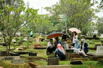 Tradisi Ziarah Makam...