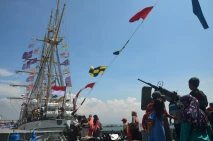 Menikmati KRI Dewaruci...