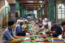 Tradisi Buka Puasa Bersama...