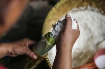 Pembuatan Lemang Bambu...