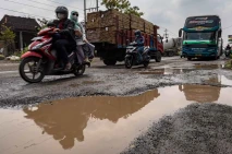 Jalan Rusak di Jalur...