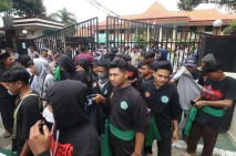 Massa Pesilat Geruduk...