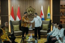 Disambut Airlangga Hartarto,...