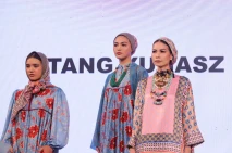 Itang Yunasz Tampilkan...