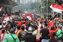 Suporter Menyambut Arak-arakan...