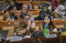 Rapat kerja Kemenparekraf...