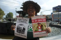 Warga Jember Tolak Hari...