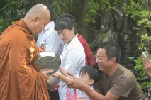 Pindapata Umat Buddha...