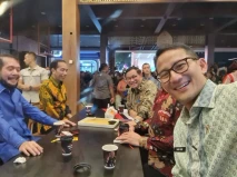 Pakai Batik Hijau, Begini...