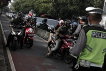 Terobos Jalur Bus TransJakarta,...