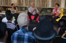 Ganjar Pranowo Berdiskusi...