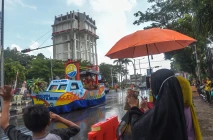 Antusiasme Warga Menonton...