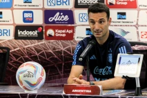 Scaloni Puji Stadion...