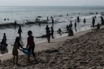 Pantai Anyer Dipadati...