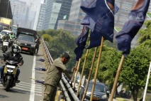 Penertiban Atribut Partai...