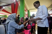 Presiden Serahkan Bantuan...