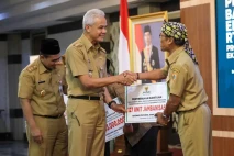 Ganjar Serahkan Bantuan...