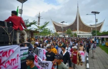Aksi Unjuk Rasa Masyarakat...