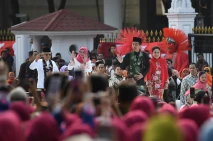 Peragaan Busana Istana...