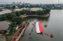 Pengibaran Bendera Merah...