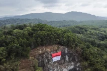Pengibaran Bendera Merah...