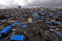Terjepit Ruang di Dharavi,...