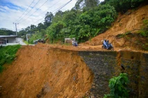 Longsor di Jalan Lingkar...