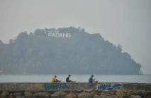 Diselimuti Kabut Asap,...