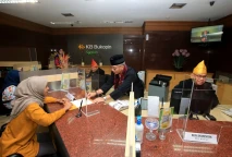 Kenakan Pakaian Adat,...
