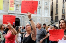 Demonstran Bawa Kartu...