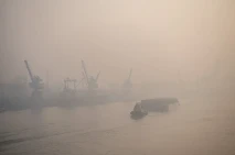 Kabut Asap Pekat Sesaki...
