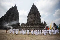 Gema Santi Puja 1008...