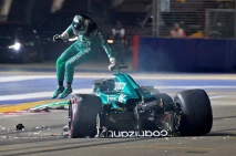 Mobil Hancur Berantakan,...