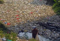 Sampah Menumpuk di Sungai...