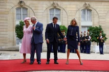 Tiba di Paris, Raja...