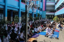 Pelajar dan Guru di...