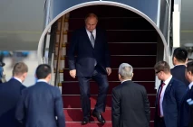 Vladimir Putin Mendarat...